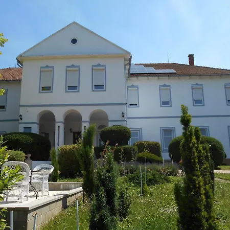 Fabianics Kastely Bed & Breakfast 3*