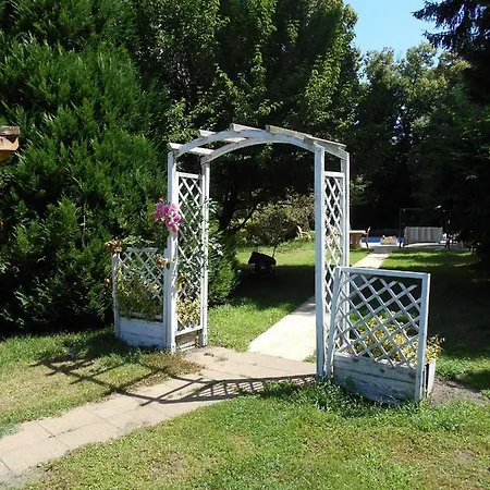 Fabianics Kastely Bed & Breakfast Misefa